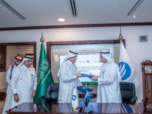 Bahri and SWCC officials exchange documents following the agreement