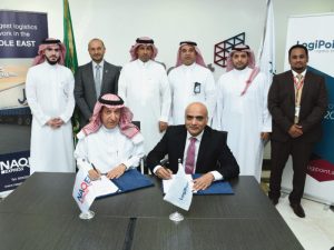 LogiPoint and NAQEL Express CEOs sign the agreemnent in the presence of officials from Jeddah Islamic Port and Saudi Customs