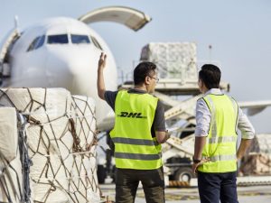 DHL Forwarding-employees at work