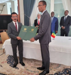 Sultan Bin Sulayem and Senegalese officials at the deal signing ceremony in Dakar